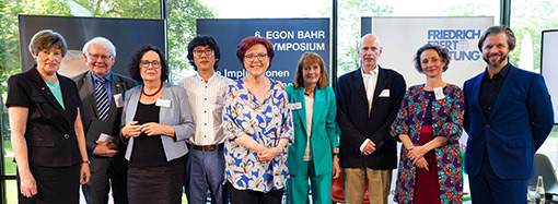 Egon Bahr Symposium 2023, Foto der Teilnehmenden © bundesfoto/Bernd Lammel (Ausschnitt) Egon Bahr Symposium 2023, Foto der Teilnehmenden © bundesfoto/Bernd Lammel (Ausschnitt)