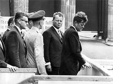 John F. Kennedy und Willy Brandt vor dem Brandenburger Tor