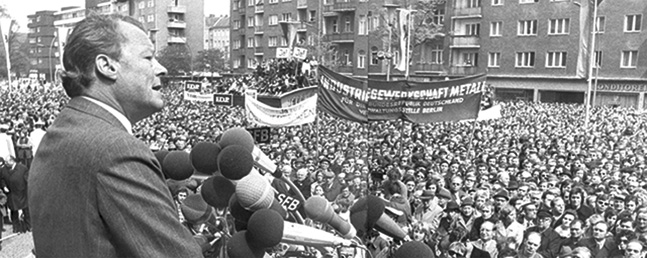Willy Brandt spricht vor den Teilnehmern der Kundgebung 1972