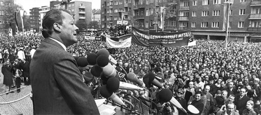 Willy Brandt spricht vor den Teilnehmern der Kundgebung 1972